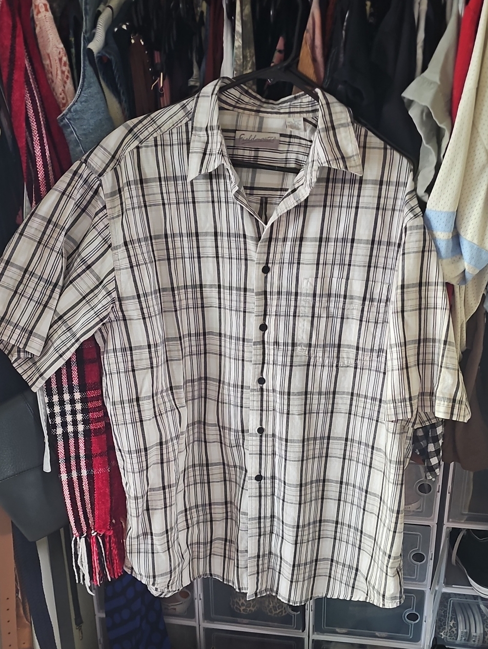 Casual Men's White and Black Plaid Short-Sleeve Button-Down Shirt